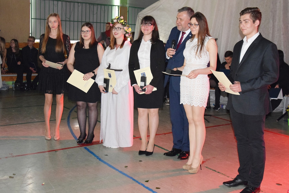 Maturzyści zakończyli rok szkolny. Na Wzgórzu pożegnano 190 absolwentów