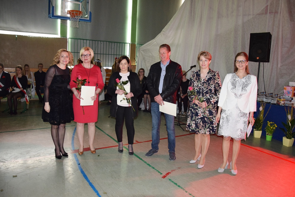 Maturzyści zakończyli rok szkolny. Na Wzgórzu pożegnano 190 absolwentów