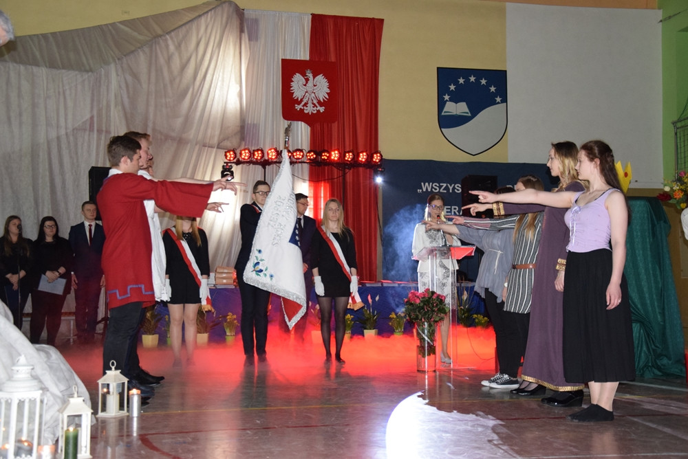 Maturzyści zakończyli rok szkolny. Na Wzgórzu pożegnano 190 absolwentów