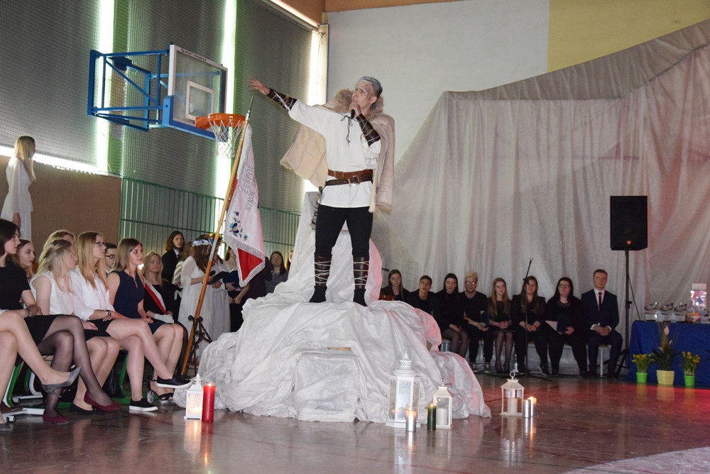 Maturzyści zakończyli rok szkolny. Na Wzgórzu pożegnano 190 absolwentów