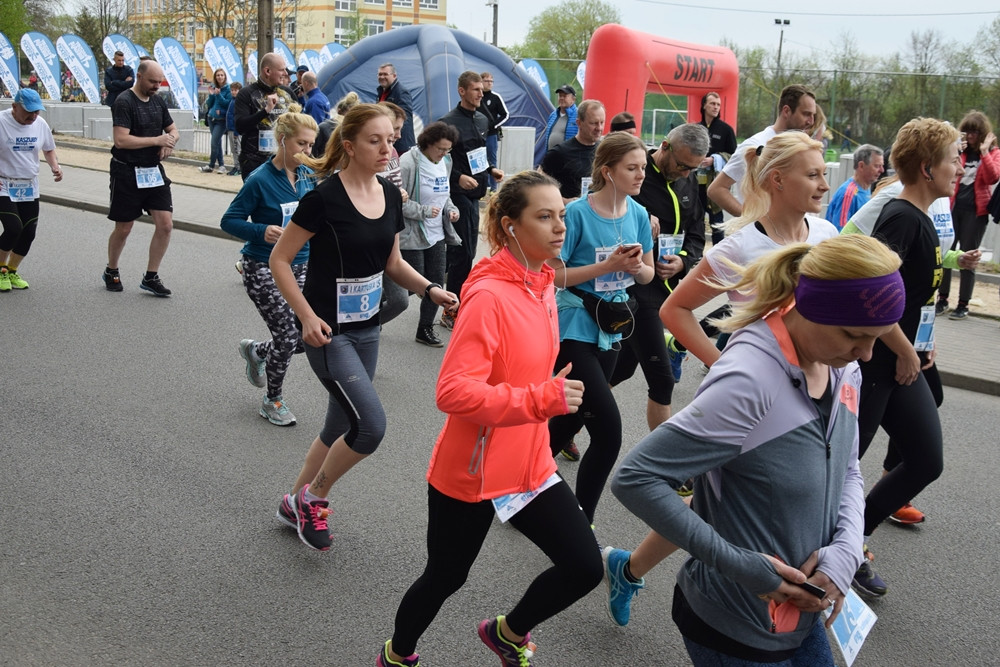 Kartuskie Biegi Uliczne. Setki biegaczy wzięły udział w półmaratonie i biegu na 5 km