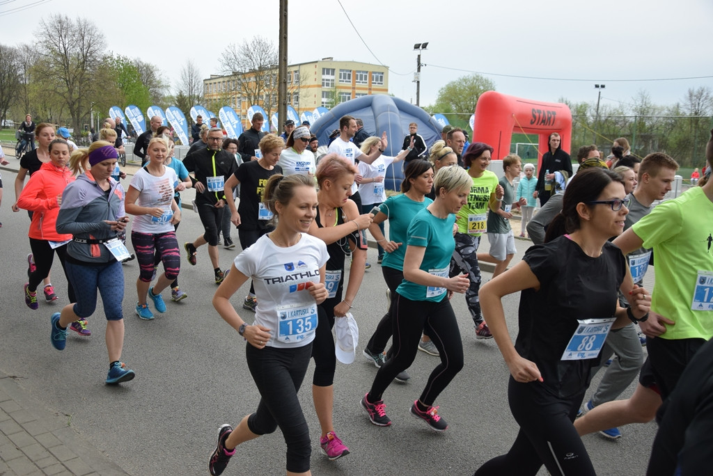 Kartuskie Biegi Uliczne. Setki biegaczy wzięły udział w półmaratonie i biegu na 5 km
