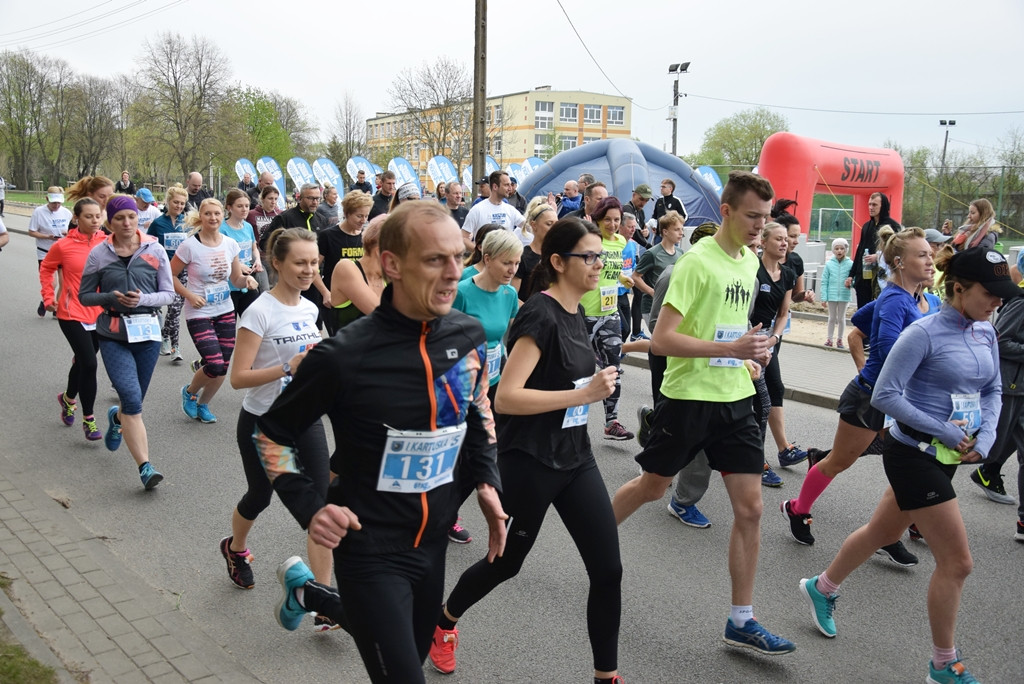 Kartuskie Biegi Uliczne. Setki biegaczy wzięły udział w półmaratonie i biegu na 5 km