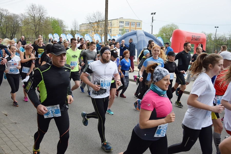 Kartuskie Biegi Uliczne. Setki biegaczy wzięły udział w półmaratonie i biegu na 5 km