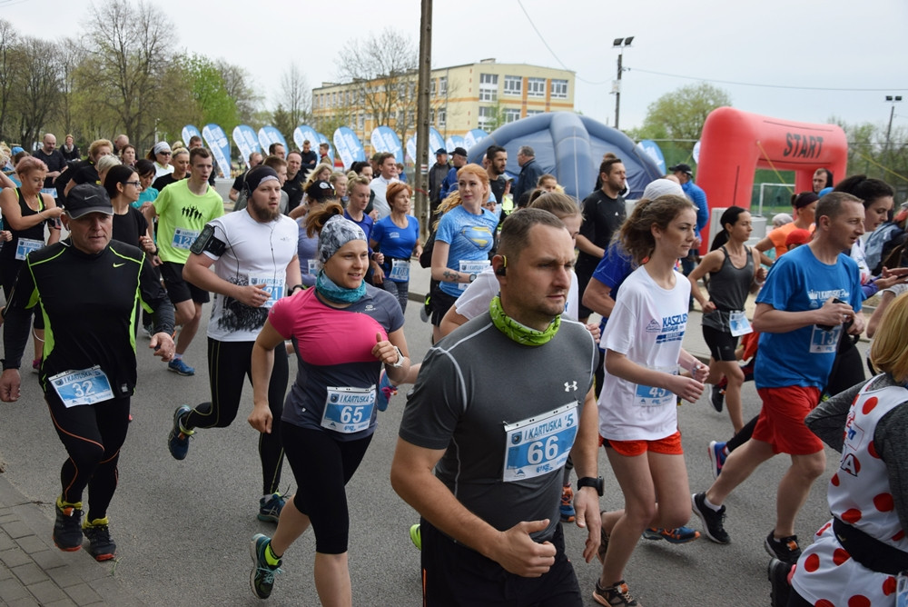 Kartuskie Biegi Uliczne. Setki biegaczy wzięły udział w półmaratonie i biegu na 5 km