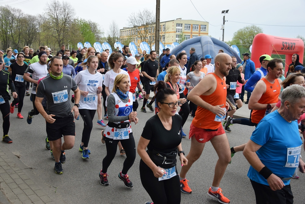 Kartuskie Biegi Uliczne. Setki biegaczy wzięły udział w półmaratonie i biegu na 5 km