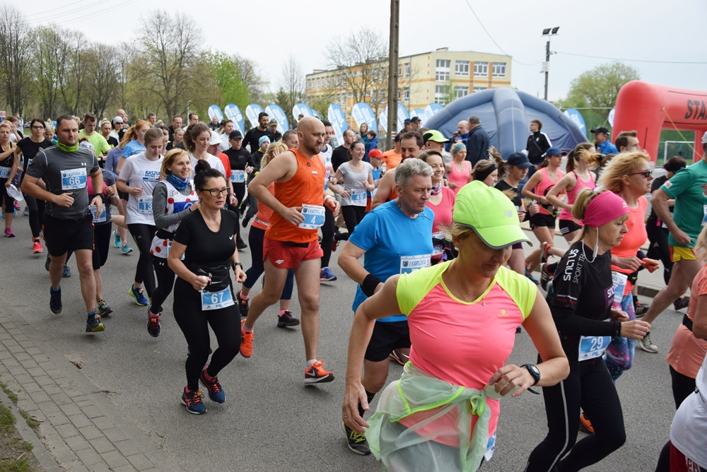 Kartuskie Biegi Uliczne. Setki biegaczy wzięły udział w półmaratonie i biegu na 5 km