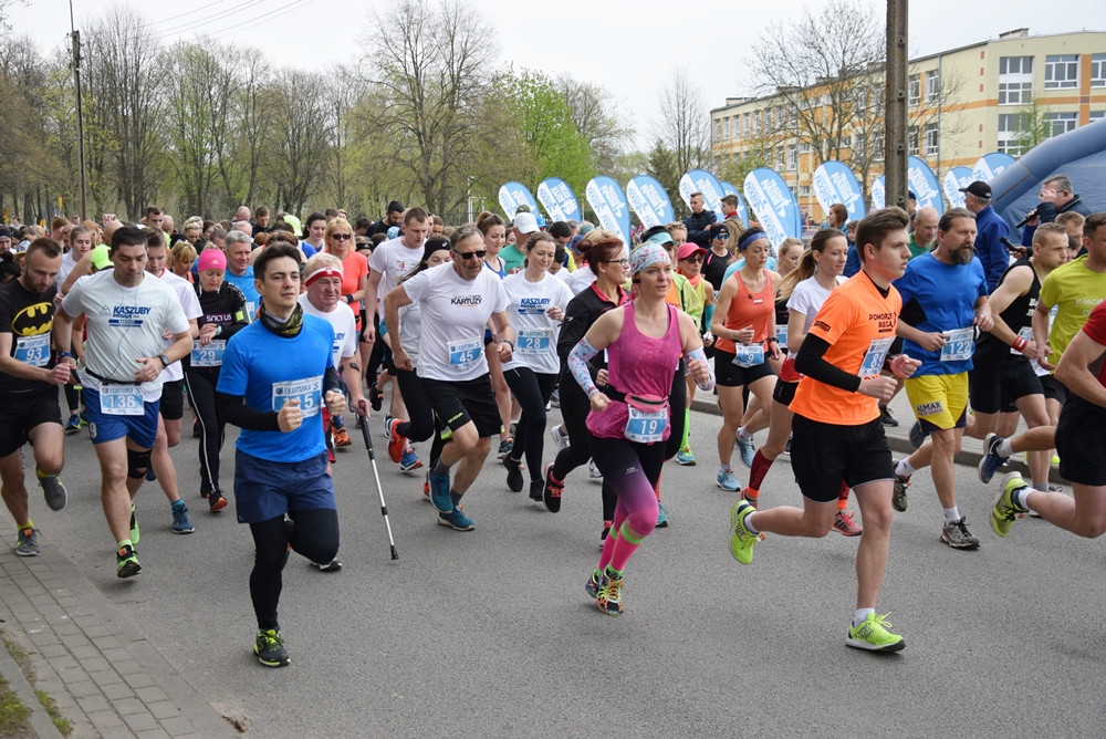 Kartuskie Biegi Uliczne. Setki biegaczy wzięły udział w półmaratonie i biegu na 5 km