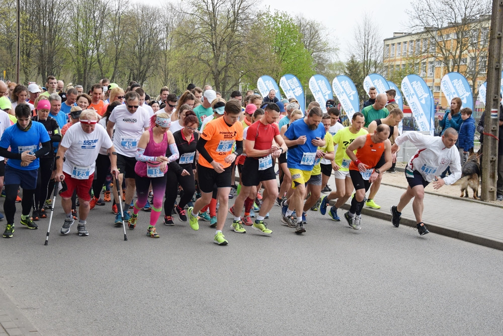 Kartuskie Biegi Uliczne. Setki biegaczy wzięły udział w półmaratonie i biegu na 5 km