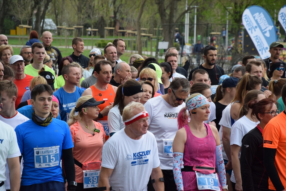 Kartuskie Biegi Uliczne. Setki biegaczy wzięły udział w półmaratonie i biegu na 5 km