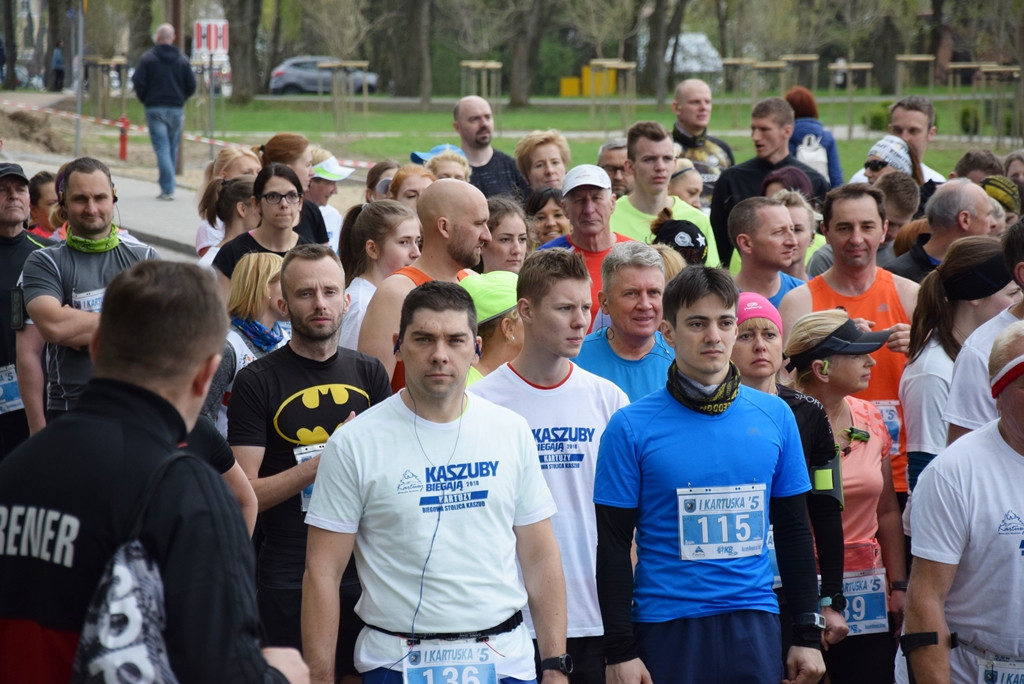 Kartuskie Biegi Uliczne. Setki biegaczy wzięły udział w półmaratonie i biegu na 5 km