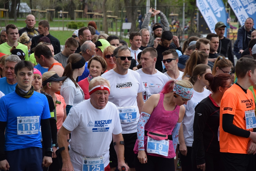 Kartuskie Biegi Uliczne. Setki biegaczy wzięły udział w półmaratonie i biegu na 5 km