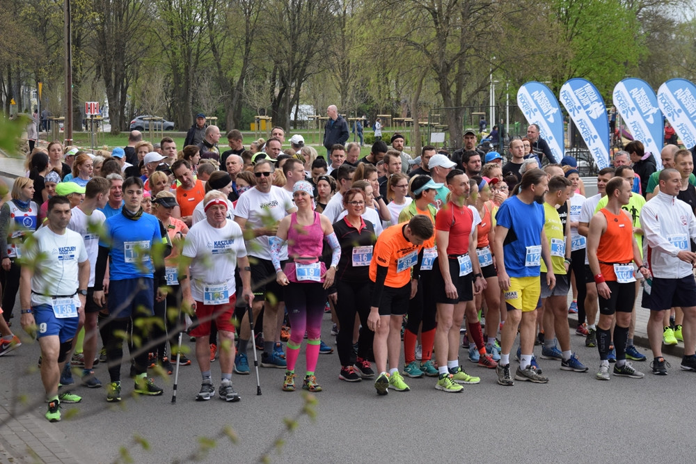 Kartuskie Biegi Uliczne. Setki biegaczy wzięły udział w półmaratonie i biegu na 5 km