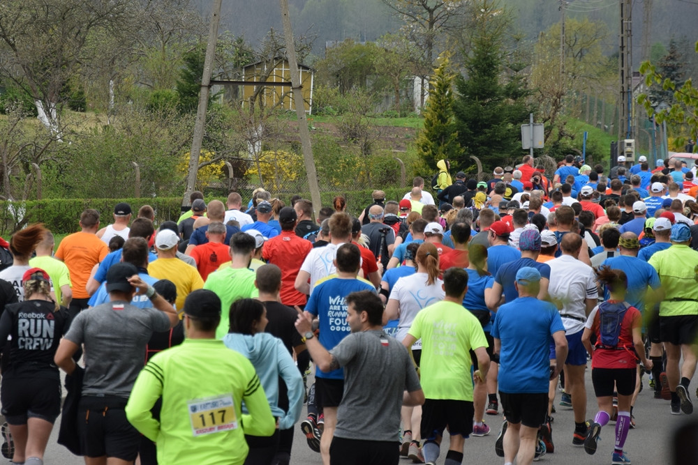 Kartuskie Biegi Uliczne. Setki biegaczy wzięły udział w półmaratonie i biegu na 5 km