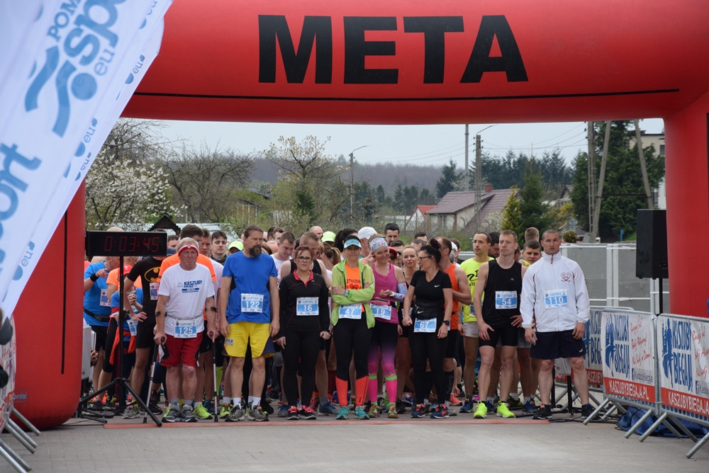 Kartuskie Biegi Uliczne. Setki biegaczy wzięły udział w półmaratonie i biegu na 5 km