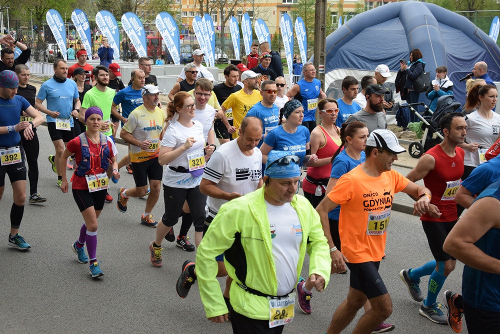 Kartuskie Biegi Uliczne. Setki biegaczy wzięły udział w półmaratonie i biegu na 5 km