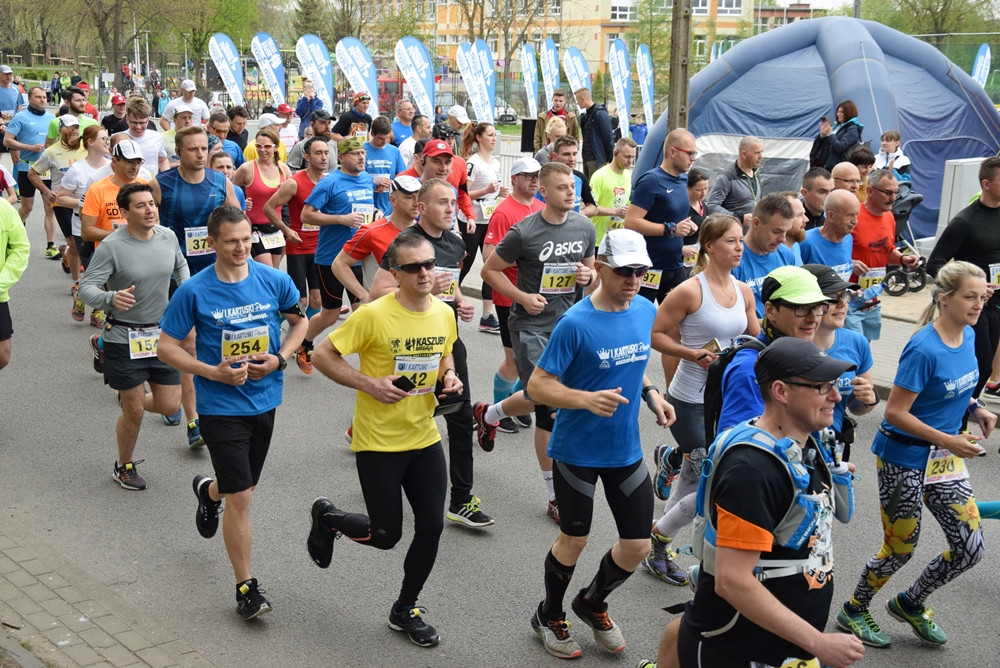 Kartuskie Biegi Uliczne. Setki biegaczy wzięły udział w półmaratonie i biegu na 5 km