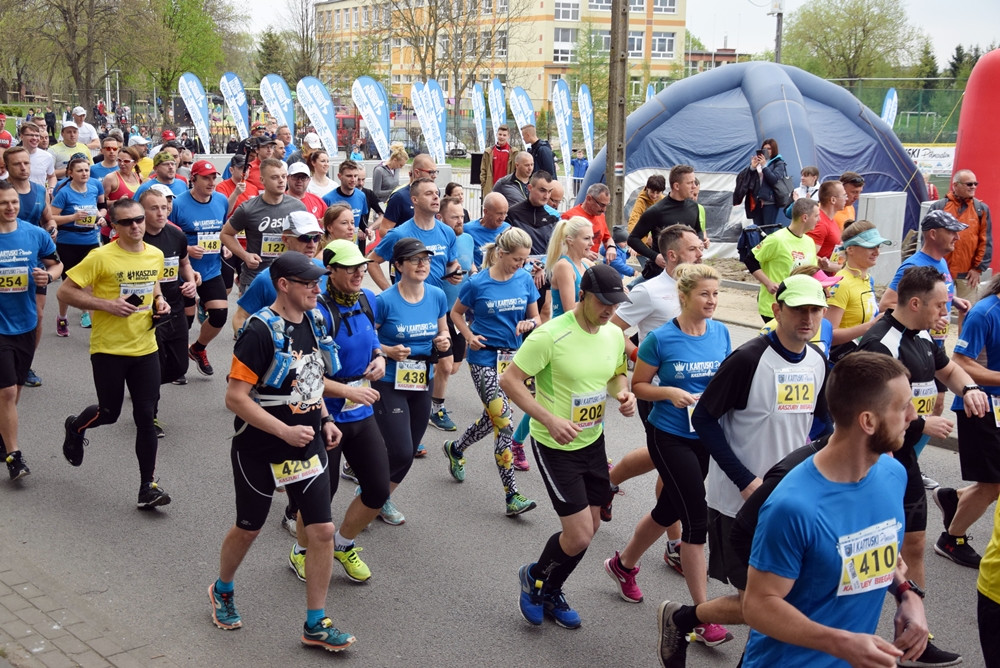 Kartuskie Biegi Uliczne. Setki biegaczy wzięły udział w półmaratonie i biegu na 5 km