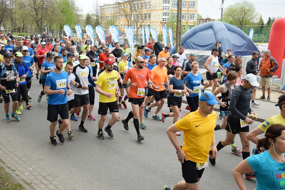 Kartuskie Biegi Uliczne. Setki biegaczy wzięły udział w półmaratonie i biegu na 5 km