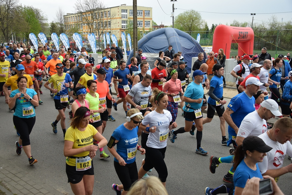 Kartuskie Biegi Uliczne. Setki biegaczy wzięły udział w półmaratonie i biegu na 5 km