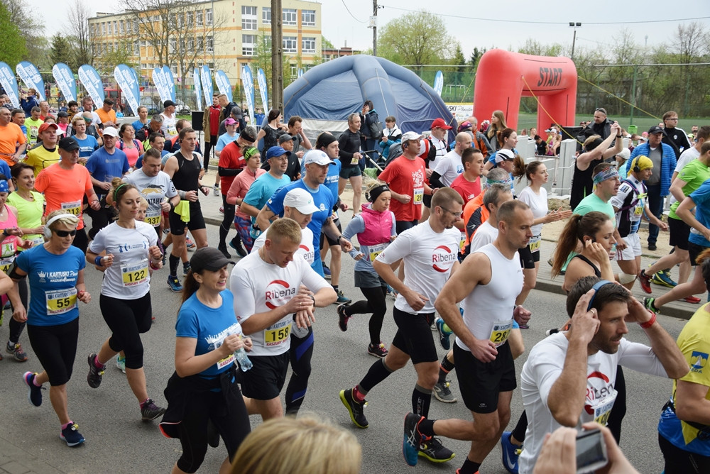 Kartuskie Biegi Uliczne. Setki biegaczy wzięły udział w półmaratonie i biegu na 5 km