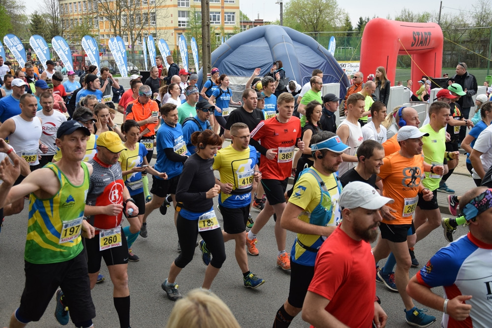 Kartuskie Biegi Uliczne. Setki biegaczy wzięły udział w półmaratonie i biegu na 5 km