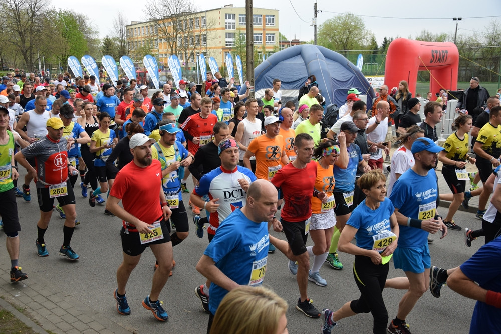 Kartuskie Biegi Uliczne. Setki biegaczy wzięły udział w półmaratonie i biegu na 5 km