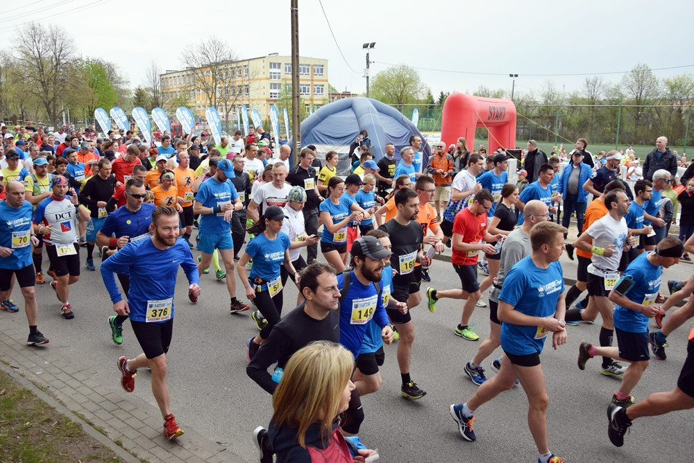 Kartuskie Biegi Uliczne. Setki biegaczy wzięły udział w półmaratonie i biegu na 5 km