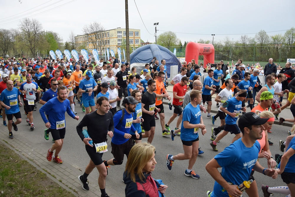 Kartuskie Biegi Uliczne. Setki biegaczy wzięły udział w półmaratonie i biegu na 5 km