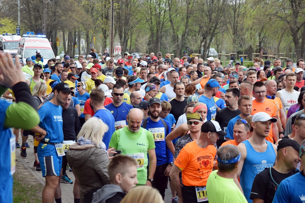 Kartuskie Biegi Uliczne. Setki biegaczy wzięły udział w półmaratonie i biegu na 5 km
