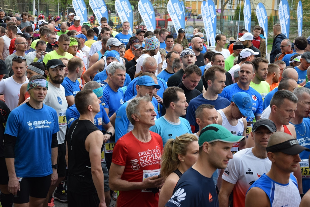 Kartuskie Biegi Uliczne. Setki biegaczy wzięły udział w półmaratonie i biegu na 5 km