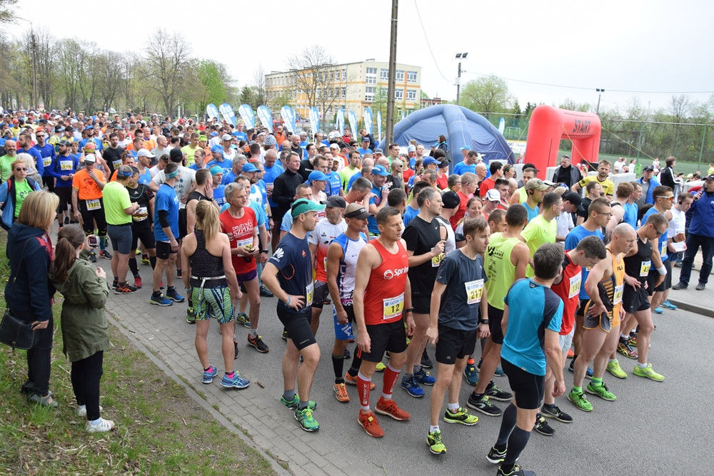 Kartuskie Biegi Uliczne. Setki biegaczy wzięły udział w półmaratonie i biegu na 5 km