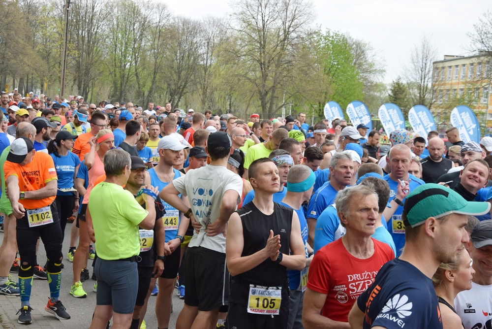 Kartuskie Biegi Uliczne. Setki biegaczy wzięły udział w półmaratonie i biegu na 5 km
