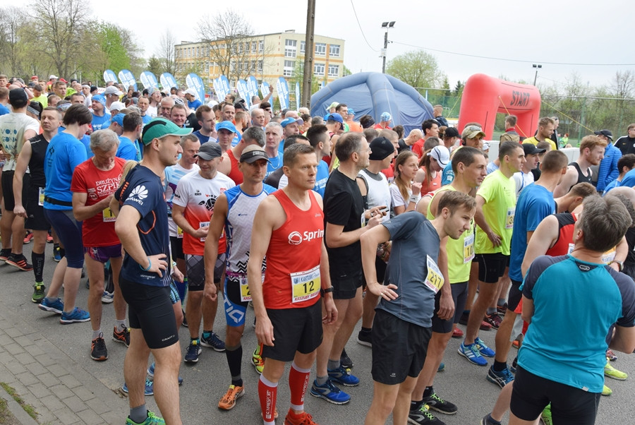Kartuskie Biegi Uliczne. Setki biegaczy wzięły udział w półmaratonie i biegu na 5 km