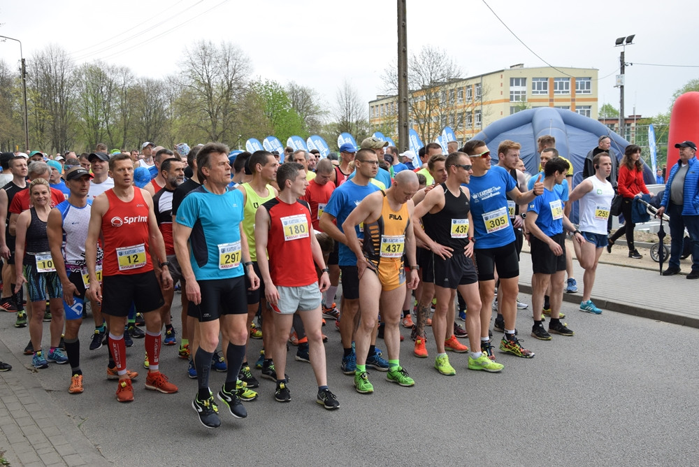 Kartuskie Biegi Uliczne. Setki biegaczy wzięły udział w półmaratonie i biegu na 5 km