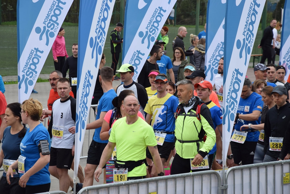 Kartuskie Biegi Uliczne. Setki biegaczy wzięły udział w półmaratonie i biegu na 5 km
