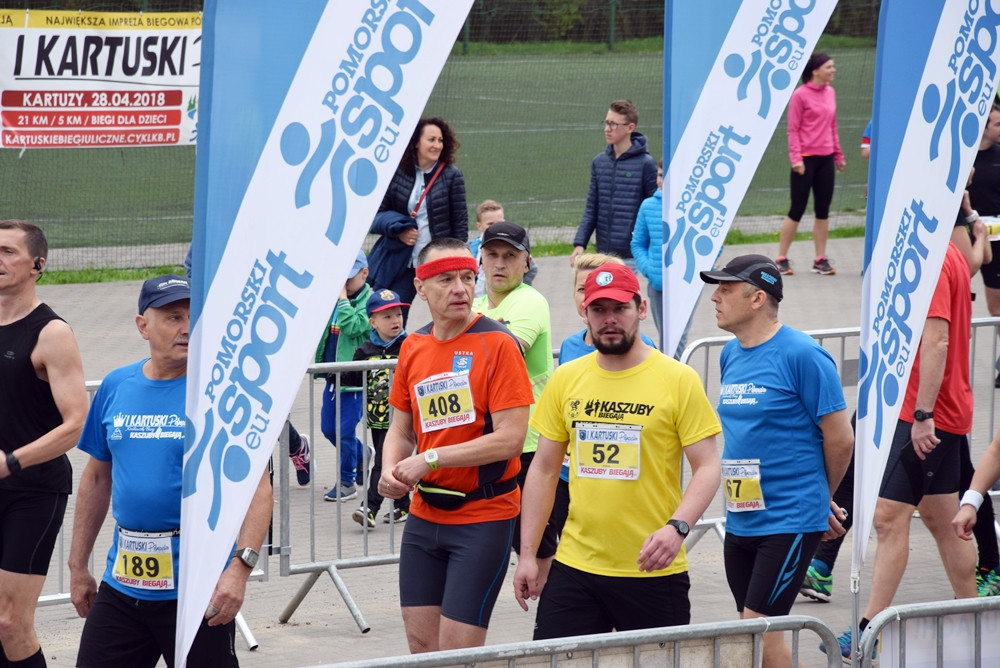 Kartuskie Biegi Uliczne. Setki biegaczy wzięły udział w półmaratonie i biegu na 5 km