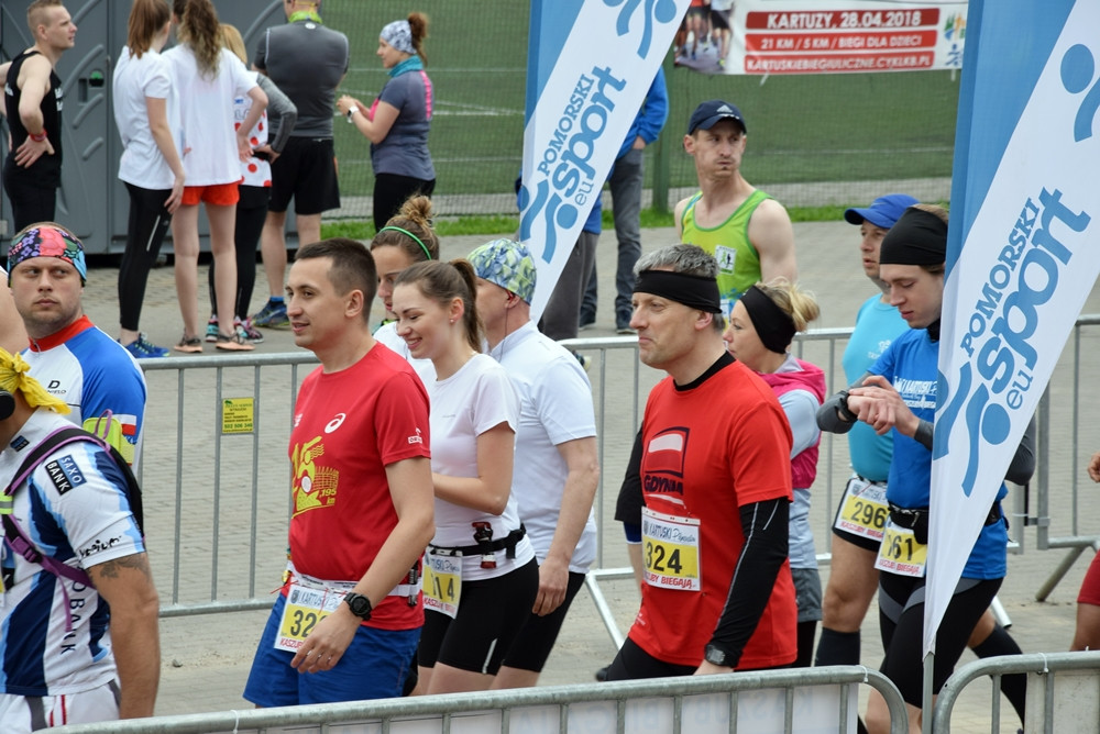 Kartuskie Biegi Uliczne. Setki biegaczy wzięły udział w półmaratonie i biegu na 5 km