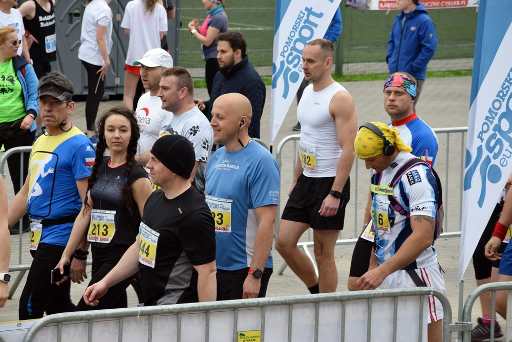 Kartuskie Biegi Uliczne. Setki biegaczy wzięły udział w półmaratonie i biegu na 5 km