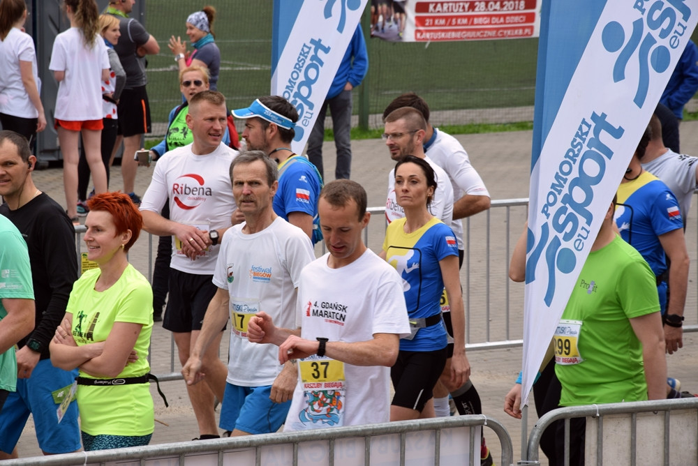 Kartuskie Biegi Uliczne. Setki biegaczy wzięły udział w półmaratonie i biegu na 5 km