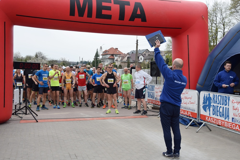 Kartuskie Biegi Uliczne. Setki biegaczy wzięły udział w półmaratonie i biegu na 5 km
