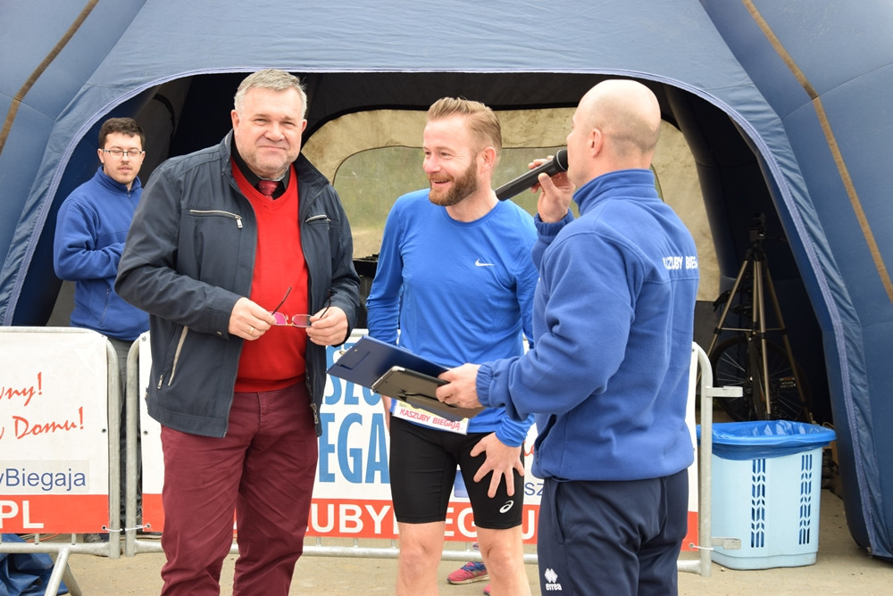 Kartuskie Biegi Uliczne. Setki biegaczy wzięły udział w półmaratonie i biegu na 5 km