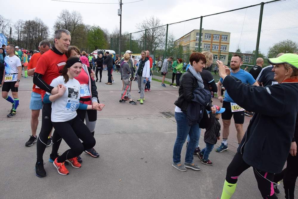Kartuskie Biegi Uliczne. Setki biegaczy wzięły udział w półmaratonie i biegu na 5 km