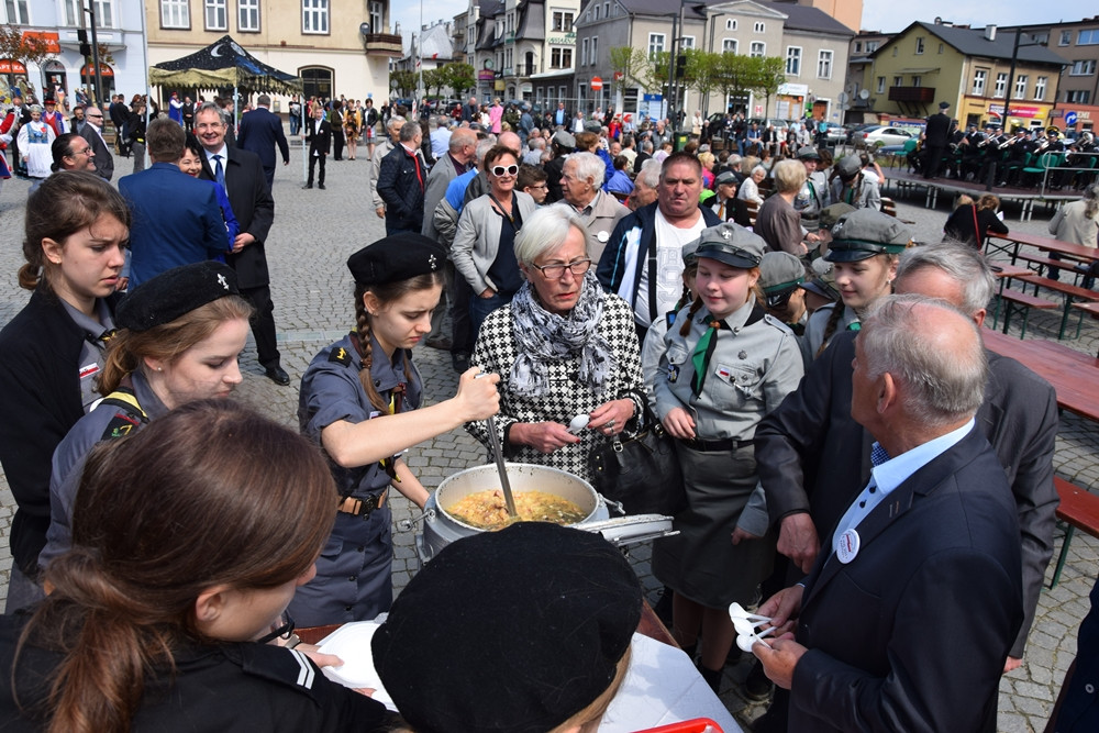 Kartuzy. Patriotyczne święto 3 maja. Odczytano preambułę Konstytucji w języku kaszubskim