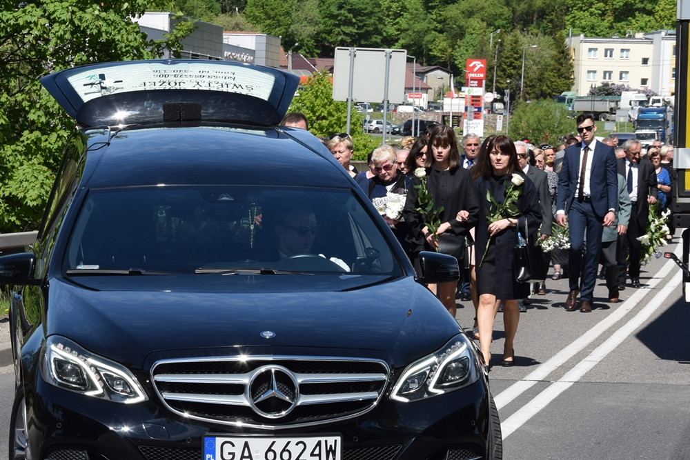 Żukowo. Kaszubi pożegnali Edmunda Lewańczyka: śpiewać będziesz teraz Panu Bogu