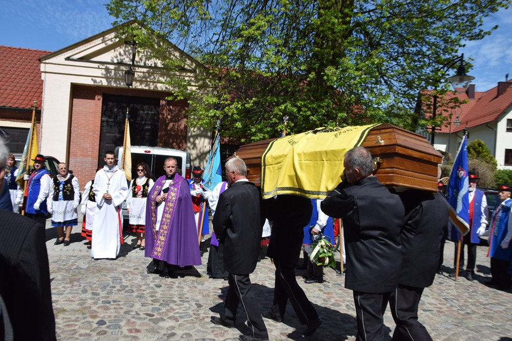 Żukowo. Kaszubi pożegnali Edmunda Lewańczyka: śpiewać będziesz teraz Panu Bogu