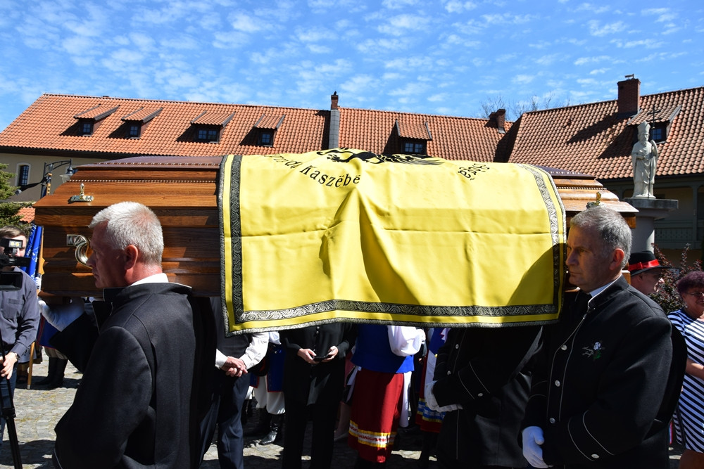 Żukowo. Kaszubi pożegnali Edmunda Lewańczyka: śpiewać będziesz teraz Panu Bogu