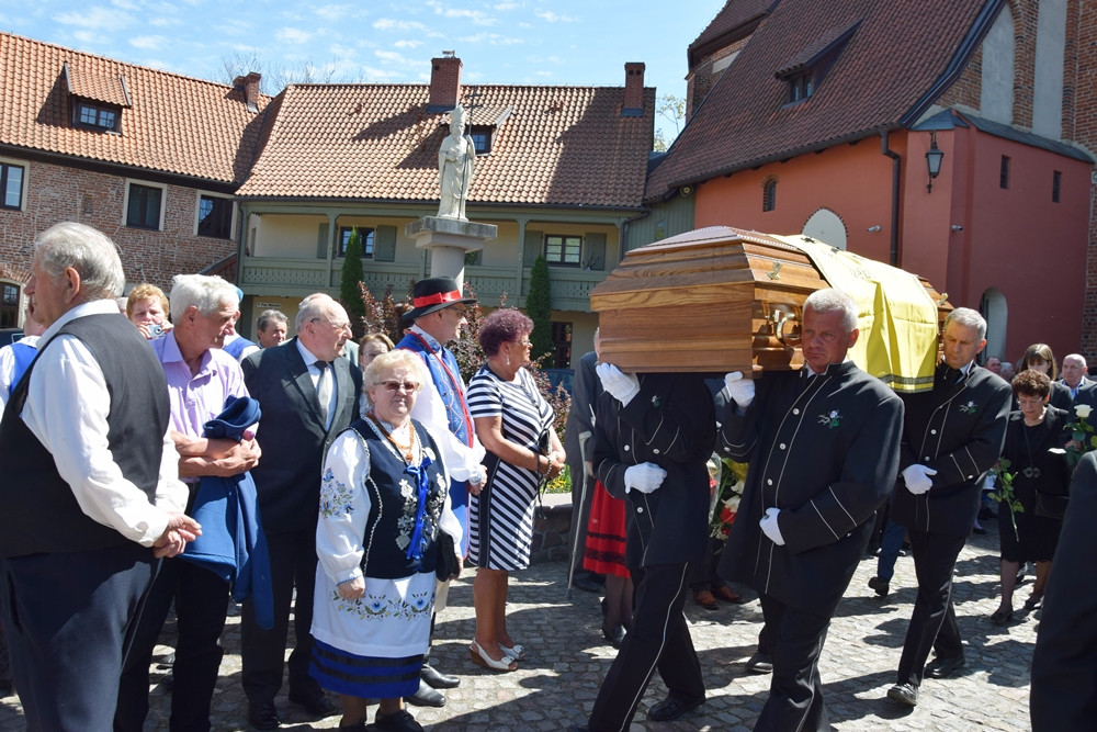 Żukowo. Kaszubi pożegnali Edmunda Lewańczyka: śpiewać będziesz teraz Panu Bogu