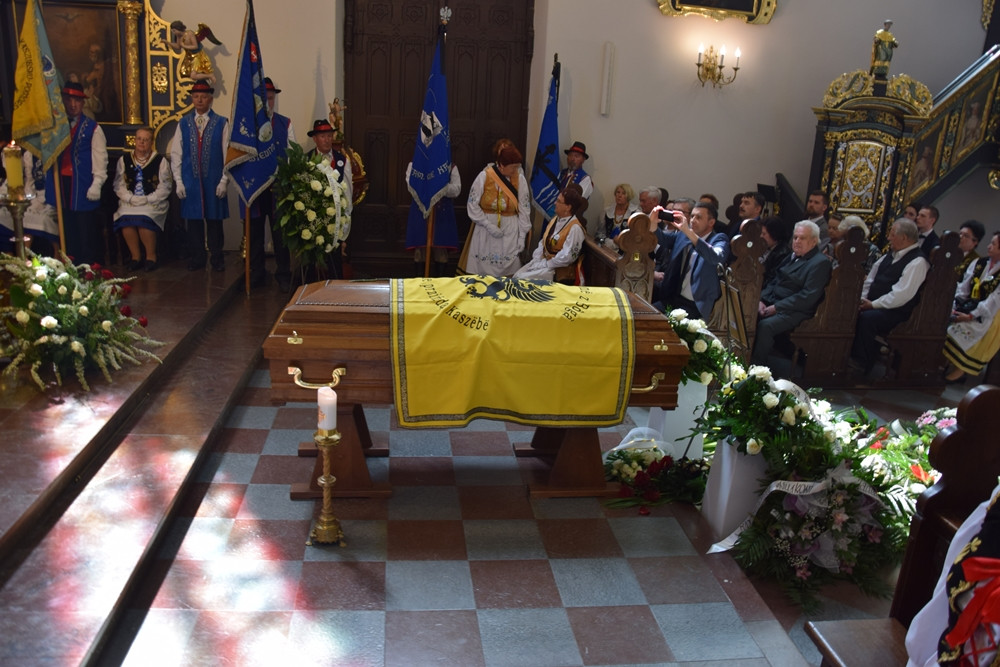 Żukowo. Kaszubi pożegnali Edmunda Lewańczyka: śpiewać będziesz teraz Panu Bogu