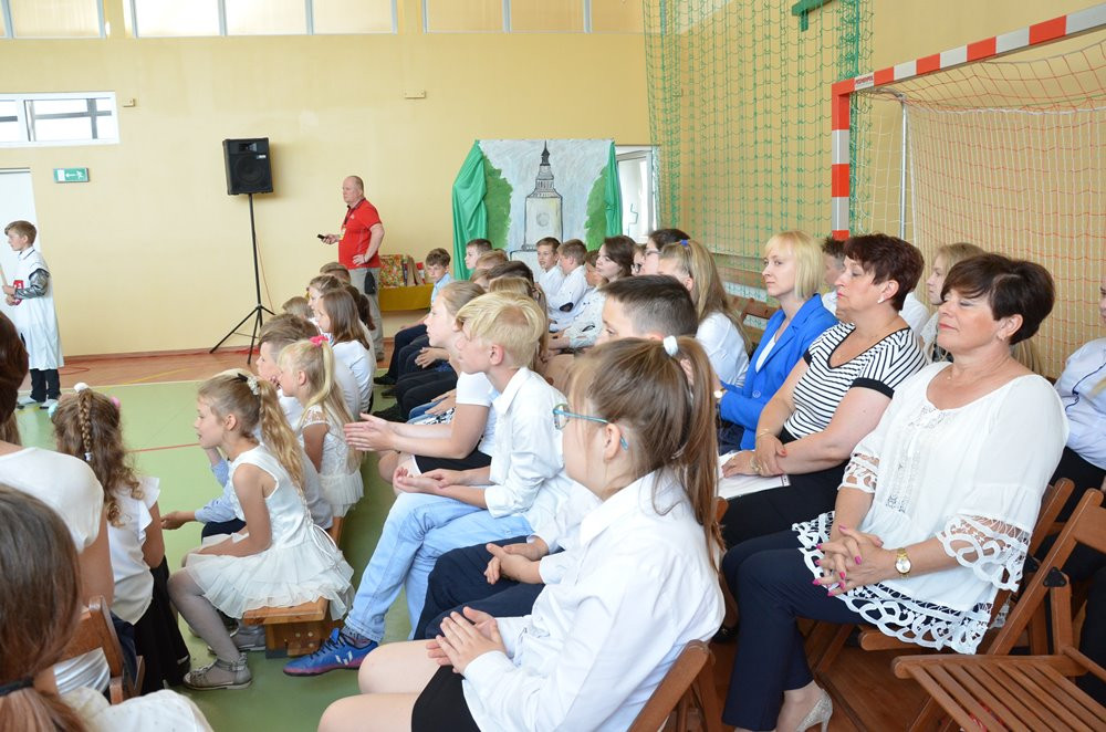 Dzierżążno. Uroczysta akademia i otwarcie boiska przy Zespole Kształcenia i Wychowania